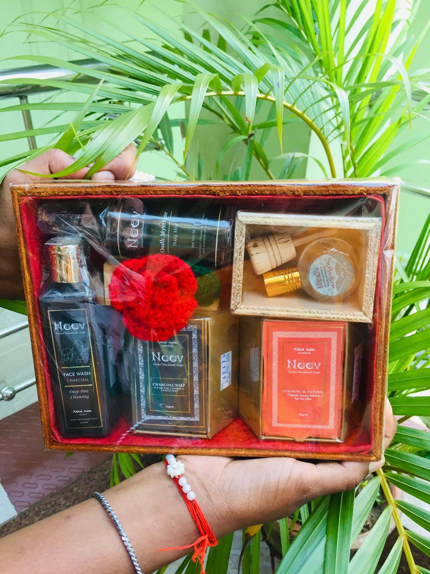 LUXURIOUS FESTIVE GIFT HAMPER FOR MEN
